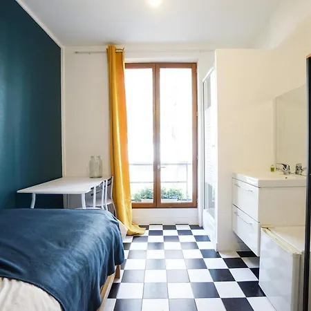 Atypical Near Montmartre Daire